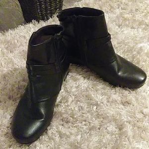 Yuu black leather ankle boots w/ heel.